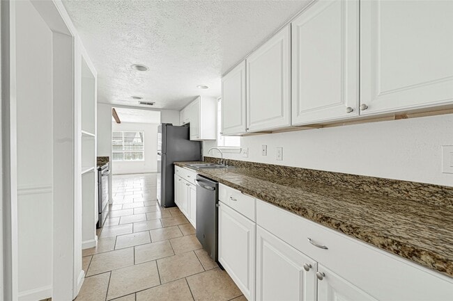 Building Photo - 1718 Foxwood Ct
