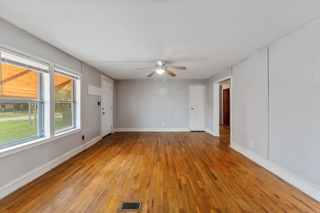 Building Photo - 606 N Pine Hill St