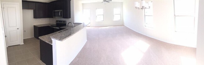 Building Photo - Beautifully maintained 3-bedroom, 2.5-bath residence