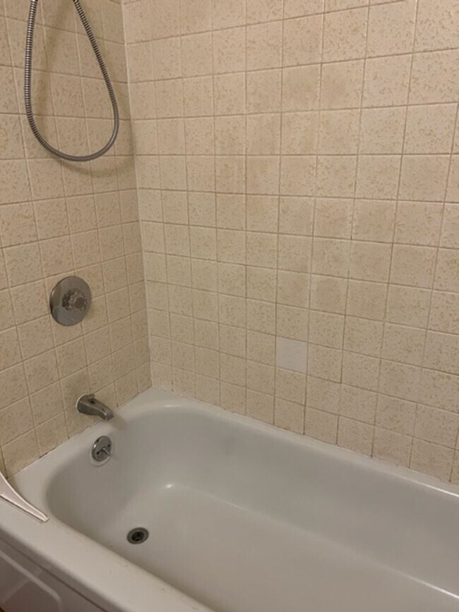 Building Photo - Two bedroom Condo on Westside!! 1 MONTH FREE