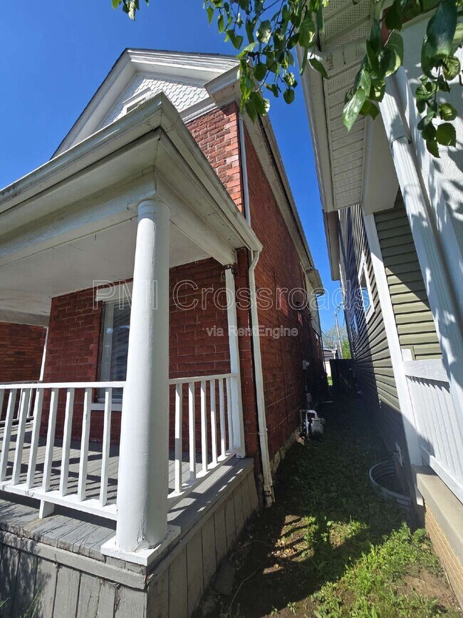 Building Photo - 153 S Cypress Ave
