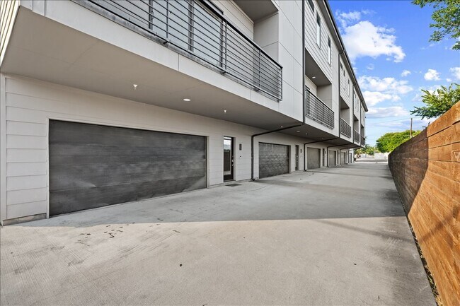 Building Photo - 1715 Bennett Ave