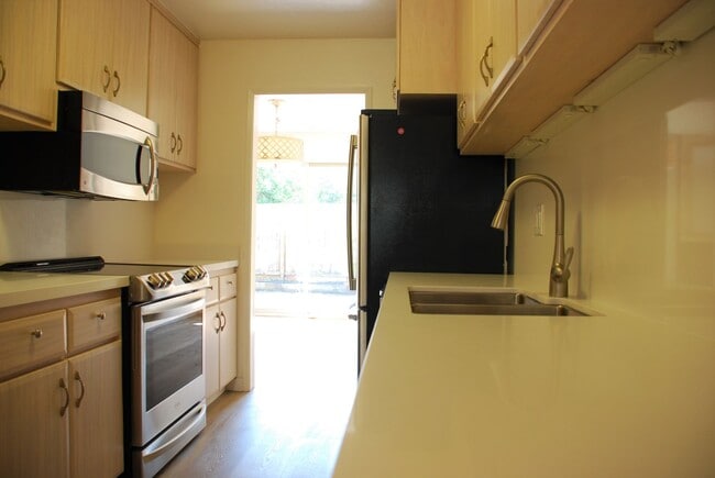 Building Photo - Corner Unit Townhome in Corte Madera For Rent!