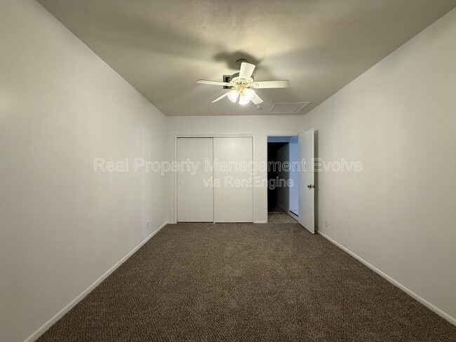 Building Photo - 2332 W Diana Ave