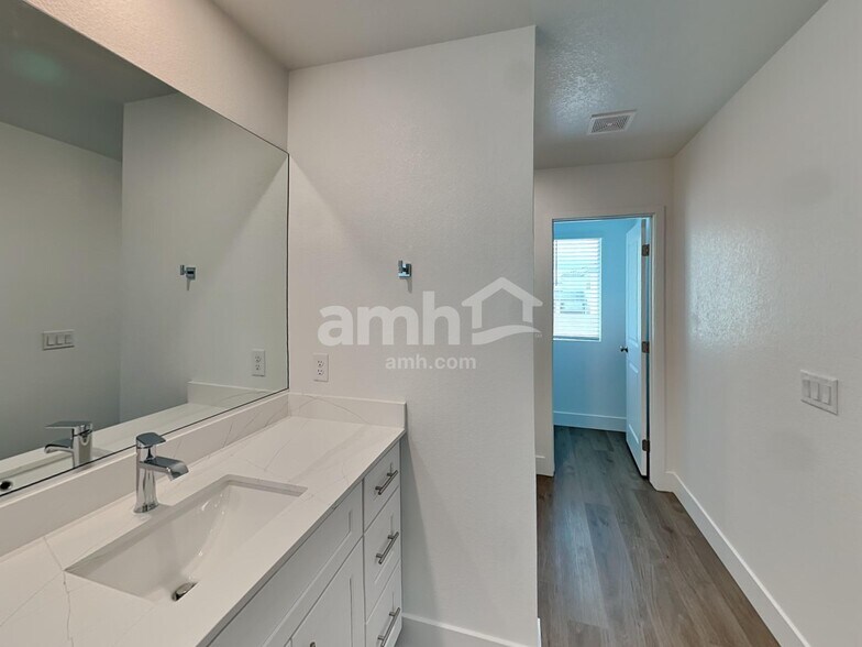 Building Photo - 6449 Marthas Vineyard Ave