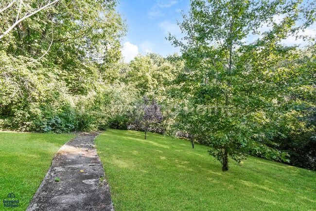 Building Photo - Beautiful 3-Bed + Bonus Room Home - Minutes from Downtown Chattanooga!