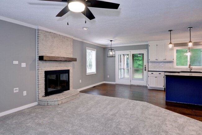 Building Photo - Beautifully Renovated Running Man Gem - Co...