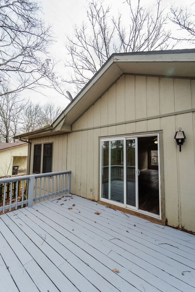 Building Photo - 3 Bed, 2 Bath with a beautiful view of the wooded back yard!!