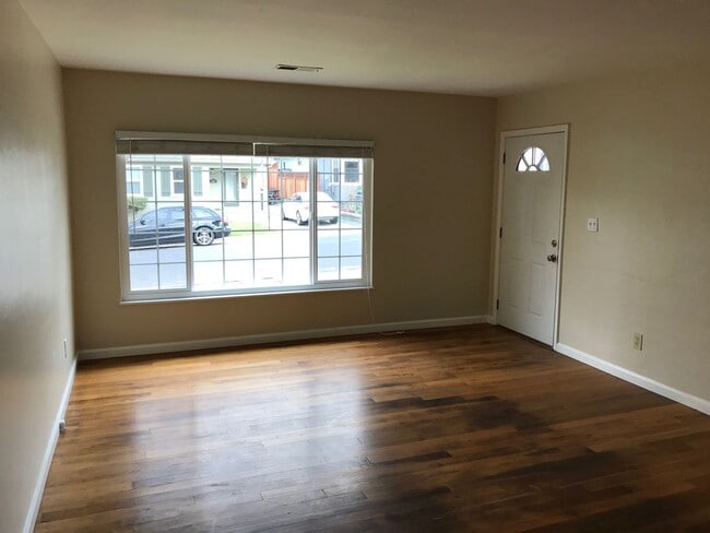 Building Photo - Downtown Pleasanton Charmer 3 BR 1 BA
