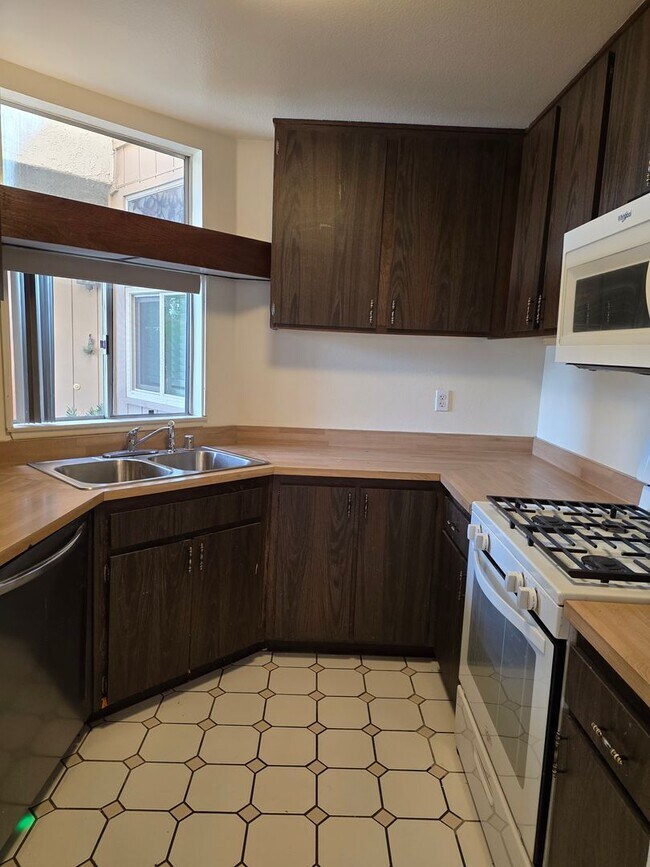 Building Photo - Sharp one level 3-bedroom 2 bath condominium which features two patios. Many amenities.