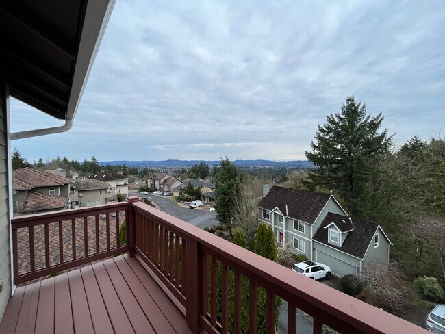 Building Photo - Immaculate 4 bedroom, 3.5 bathroom, tri-level Home in Tigard!! Expansive Views, Office space, Gam...