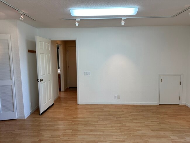 Building Photo - 815 Mirada Dr