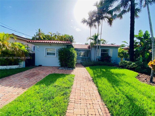 Building Photo - 8959 Dickens Ave