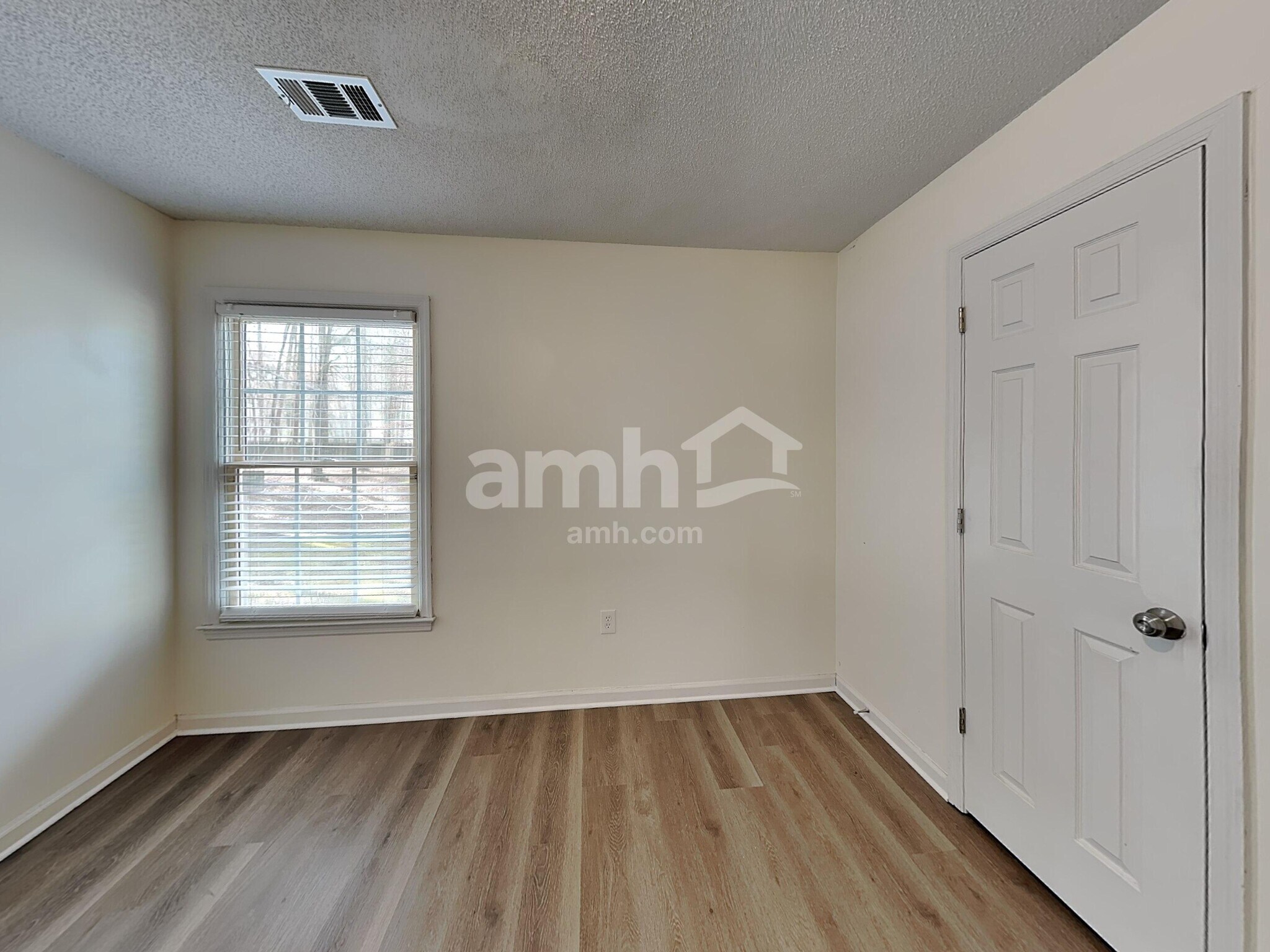 Building Photo - 3255 Dogwood Dr