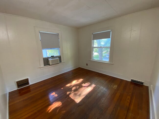 Building Photo - Private Room 714