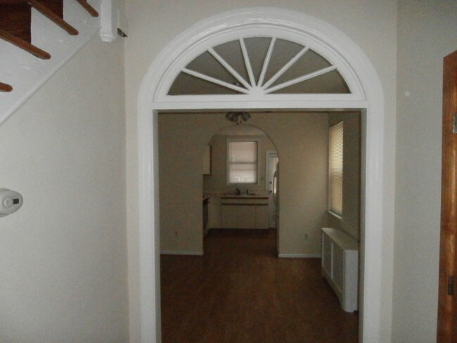 Building Photo - 2628 E Somerset St