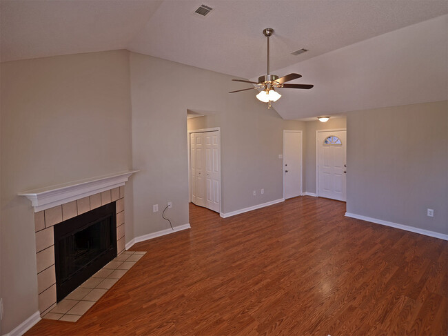 Building Photo - 3 bed, 2 bath near Hacks Cross and Shelby Dr