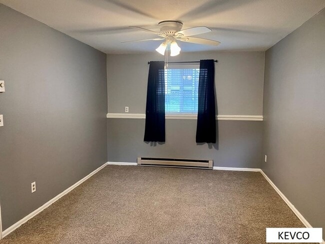 Building Photo - Light & Bright End Unit Townhouse!