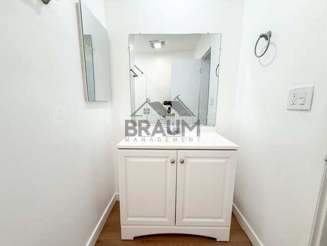 Building Photo - 6039 Whitsett Ave