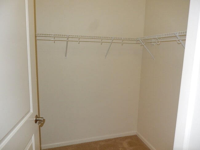 Building Photo - 850 Village Center Dr