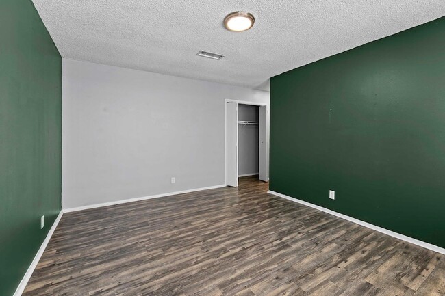 Building Photo - 9011 Quail Valley Dr