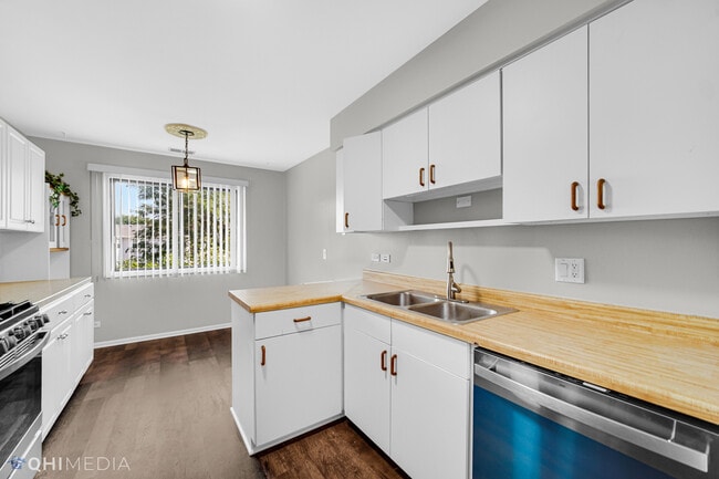 Building Photo - 920 Surrey Dr