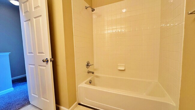 Building Photo - Spacious 2 Bed 2 Bath Townhome across from Aurora Mall and I-225, Close to Buckley SFB!