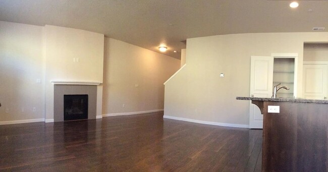 Building Photo - Amazing 3 bedroom home