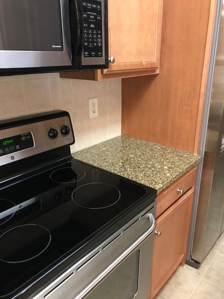 Kitchen - 1931 Dante Ln