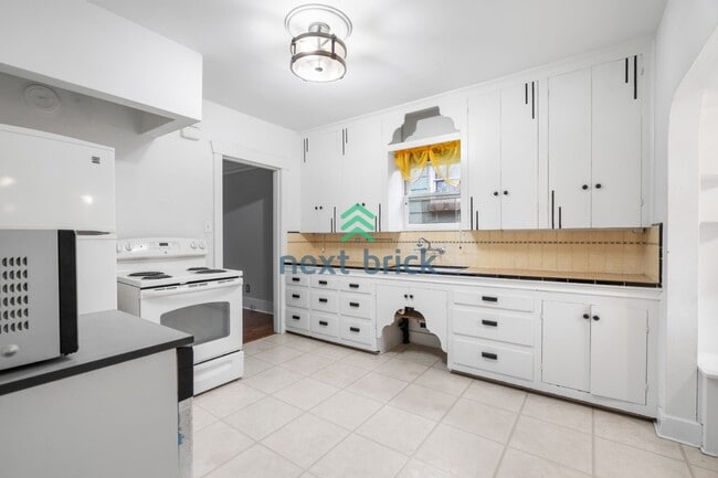 Building Photo - A beautiful 3 bed and 1 bathroom house for rent