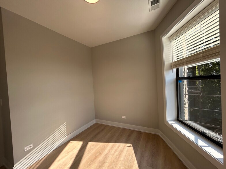 Building Photo - 423 W Belden Ave