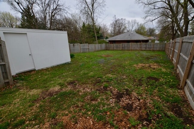Building Photo - Cozy Home near Merle Hay!