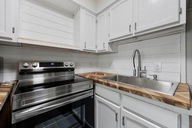 Building Photo - Fully Renovated 2BR/2BA Condo for Rent – P...