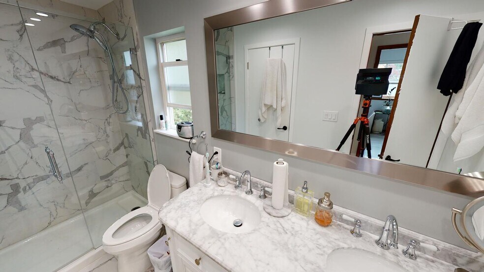 Building Photo - Striking Cedar Park home with easy access ...
