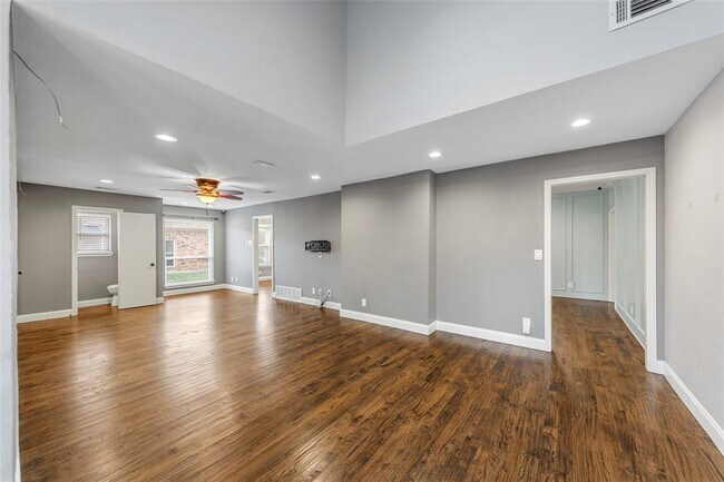 Building Photo - 4636 Versailles Ln
