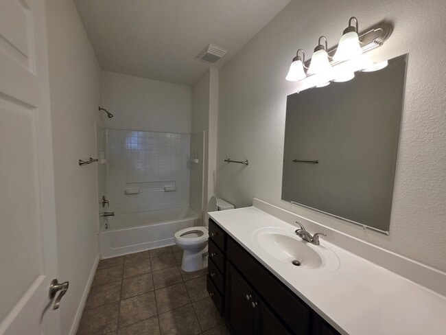 Building Photo - 3/2/2 Oakdale floorplan