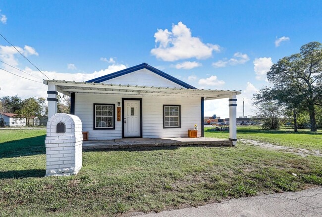 Building Photo - BEAUTIFUL- UPDATED 3 bedroom 1 Bath in Cle...