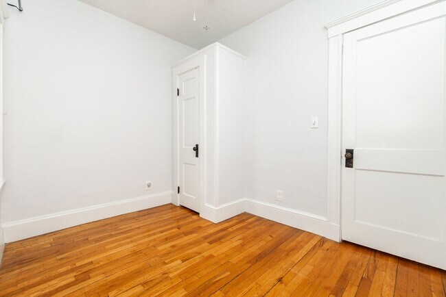 Building Photo - 6 Putnam St