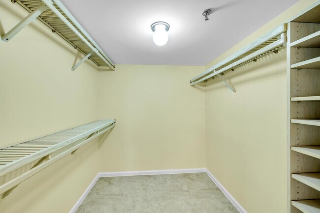 Building Photo - 374 Golfview Rd