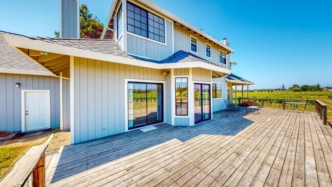Building Photo - Beautiful 4 bedroom 3.5 bath Home with 2 c...