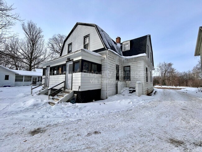 Building Photo - 514 E Center St