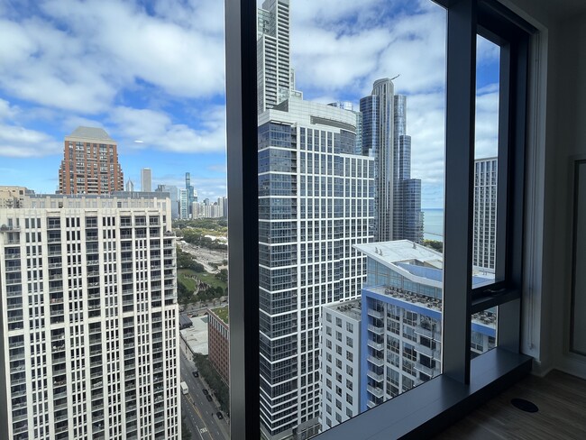 Amazing Views of Skyline - 1351 S Michigan Ave