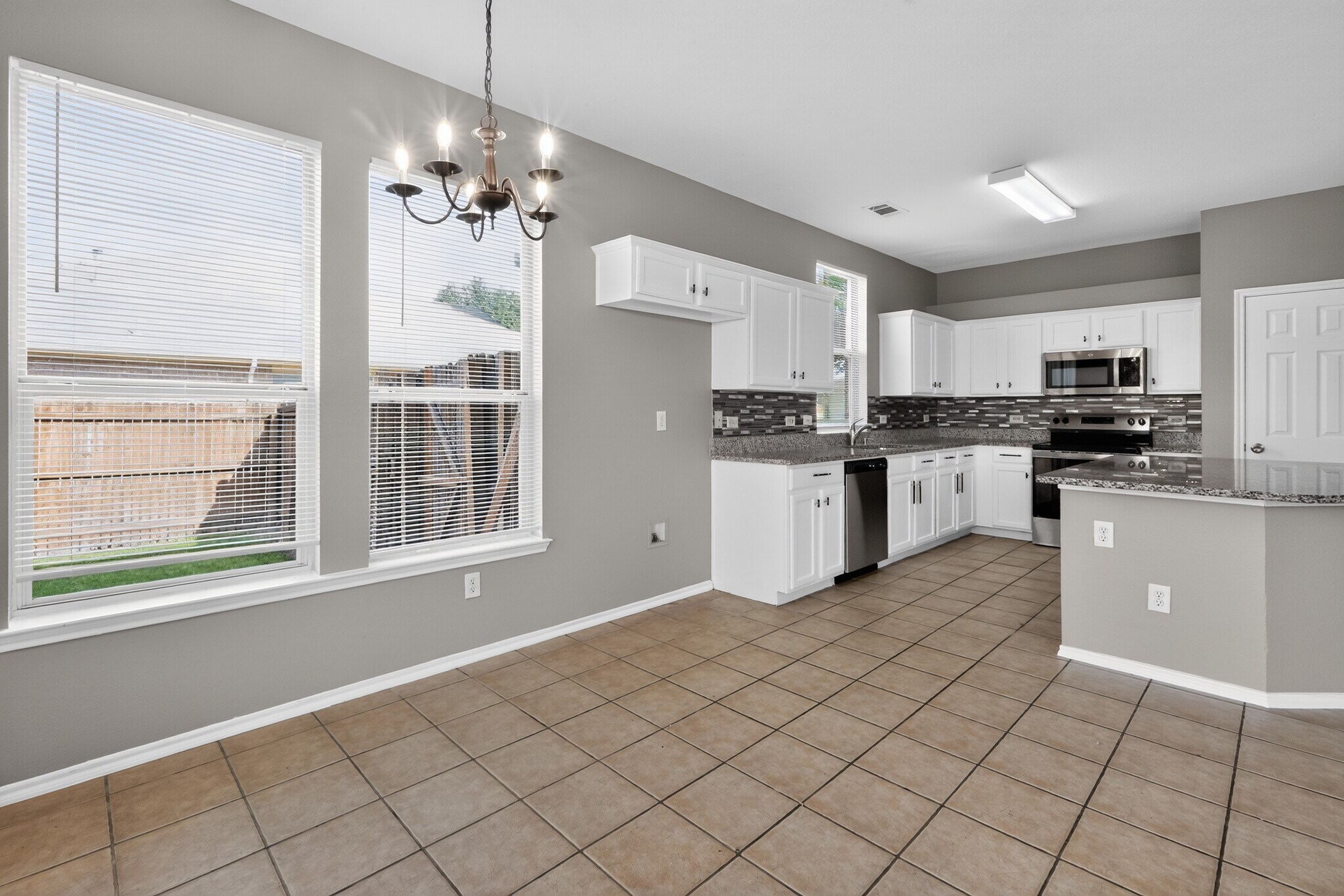 Building Photo - 217 Pinewood Trl