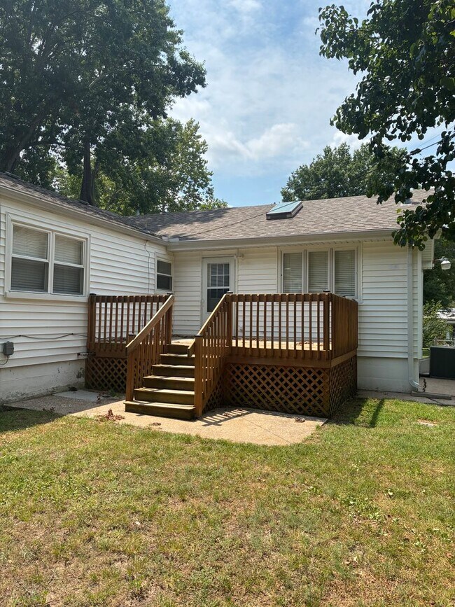 Building Photo - 1041 E Linwood Terrace