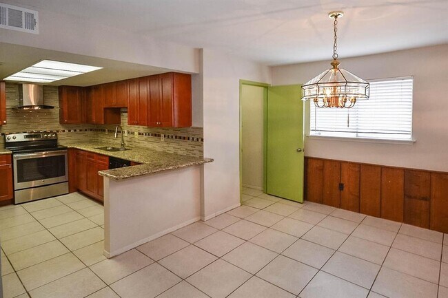 Building Photo - 8340 La Roche Ln