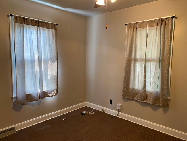 Building Photo - 2 bedroom and 2 bath house for rent