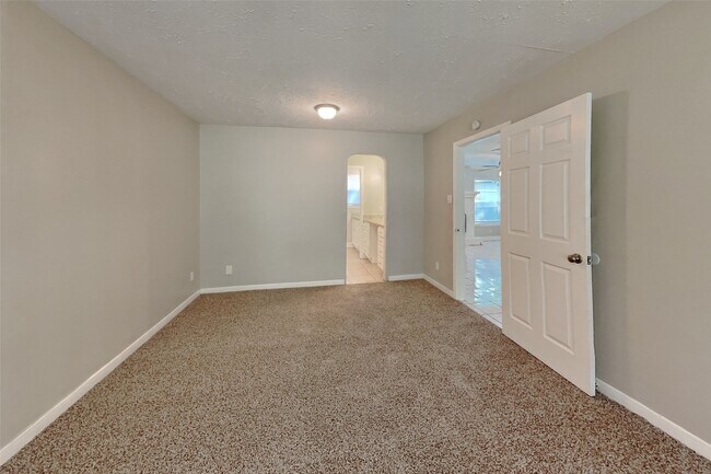 Building Photo - 3238 Three Pines Dr