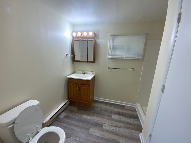 Building Photo - Charming 4 bd, 2 bth with 2 room Master Suite