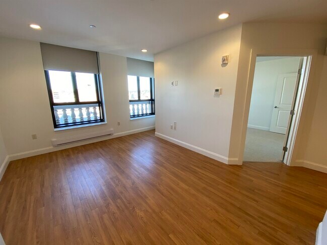 Building Photo - 875 Elm St
