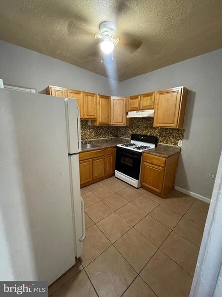 Building Photo - 131 Hansberry St